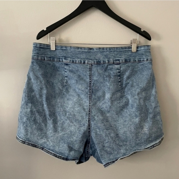 Fashion to figure belted denim shorts size 18 - Picture 3 of 4